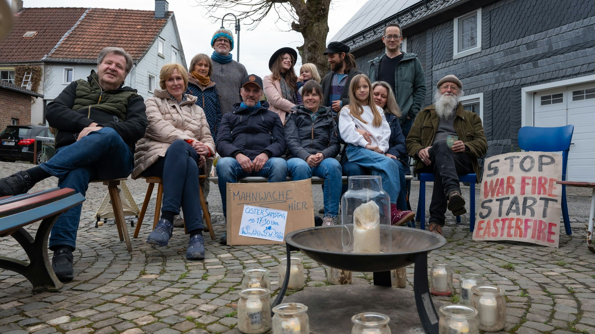 Ein Gruppenfoto bei einer Mahnwache für Osterfeuer.