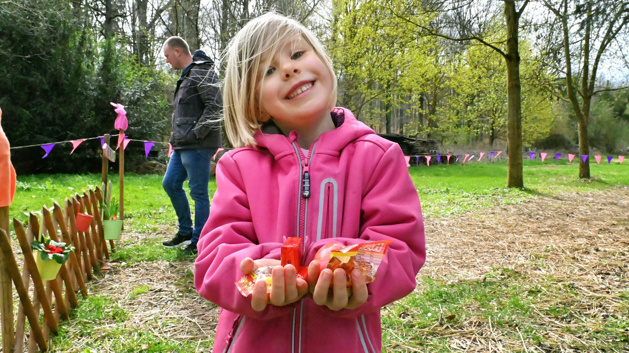 Das Mädchen zeigt stolz die gefunden Süßigkeiten.