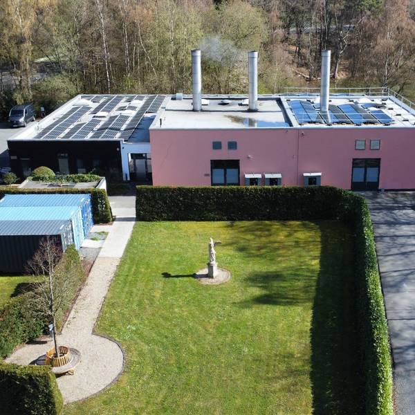 Drohnenaufnahme des Mechernicher Krematoriums (Krematorium Bonn-Rhein-Erft GmbH).