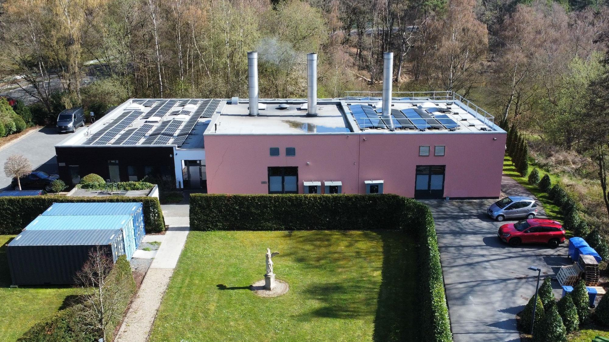 Drohnenaufnahme des Mechernicher Krematoriums (Krematorium Bonn-Rhein-Erft GmbH).