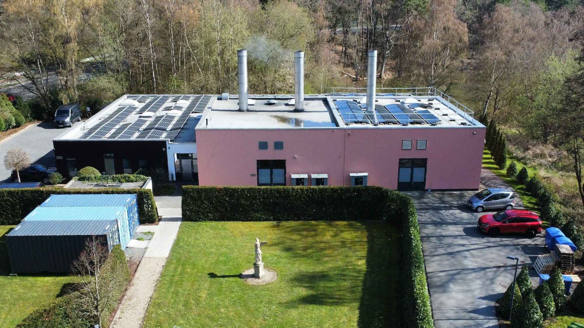 Drohnenaufnahme des Mechernicher Krematoriums (Krematorium Bonn-Rhein-Erft GmbH).