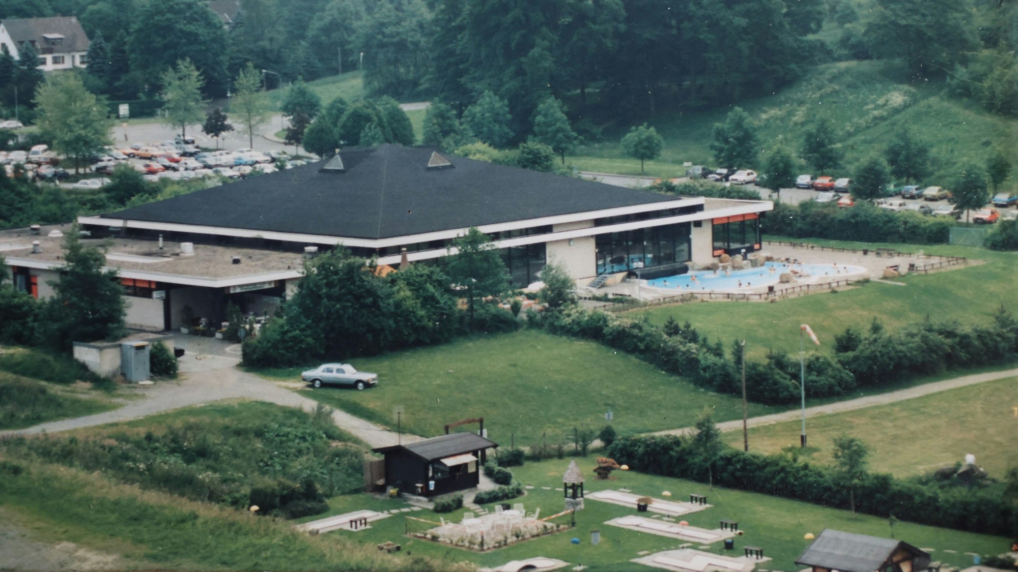 Die Minigolfanlage in Eckenhagen im Jahr 1982, im Hintergrund ist das damalige Freizeitbad mit Außenbecken zu sehen.