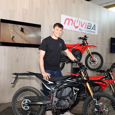 Linus Deutinger von Moviba in Lindlar mit einer E-Enduro: Solche Offroad-Maschinen sollen nicht nur Lust auf Geländetouren machen, sondern auch im Alltag ein verlässliches Fahrzeug sein.