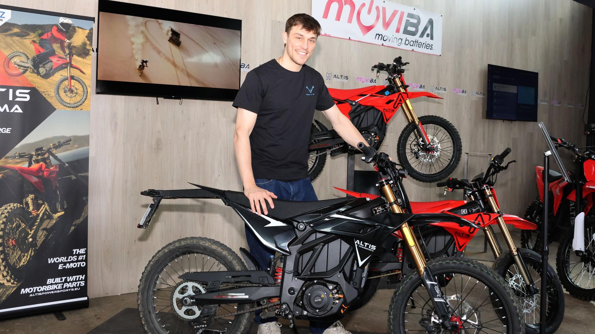 Linus Deutinger von Moviba in Lindlar mit einer E-Enduro: Solche Offroad-Maschinen sollen nicht nur Lust auf Geländetouren machen, sondern auch im Alltag ein verlässliches Fahrzeug sein.