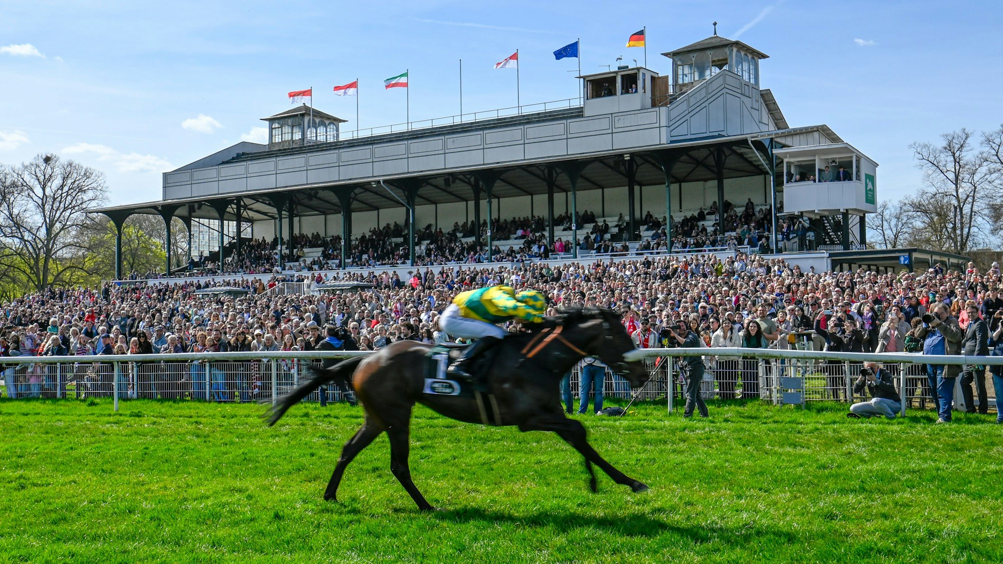 06.04.2026, Köln: Der sogenannte FC-Renntag des Kölner Rennvereins auf der Pferderennbahn bildet den Saisostart der Pferderennen in Köln. Im Rahmen des sogenannten Engel & Völkers Grand Prix – Aufgalopp gibt es auch viele Aktionen vom Fußballverein 1. FC Köln. Foto: Uwe Weiser