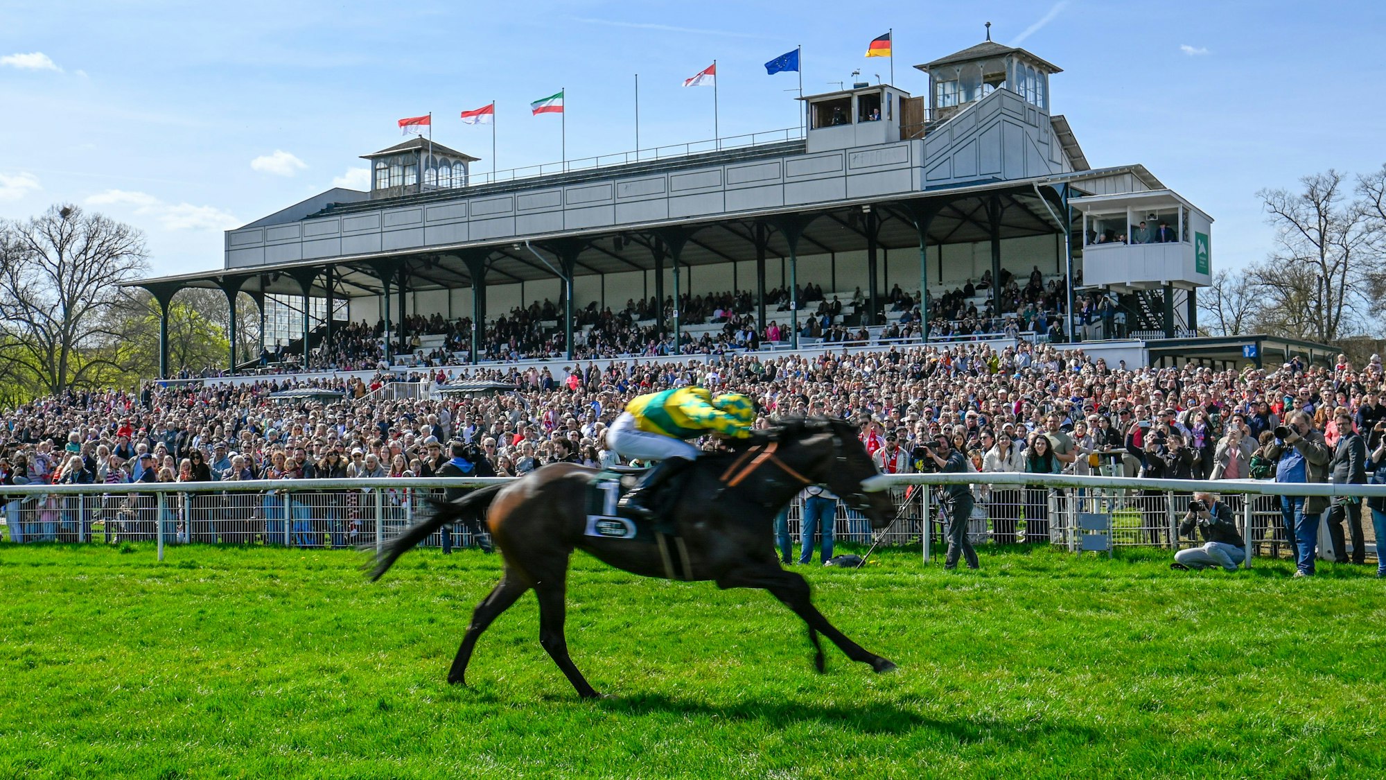 Der FC-Renntag des Kölner Rennvereins auf der Pferderennbahn hatte tausende Besucher.