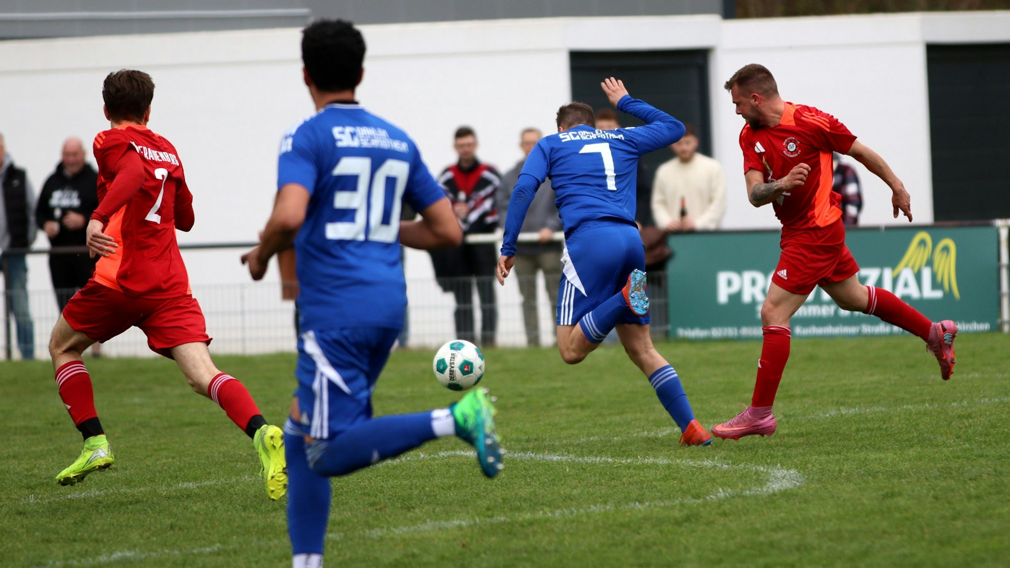 Leon Ingenhaag kommt kurz vor dem Strafraum nach einem Stoß zu Fall.