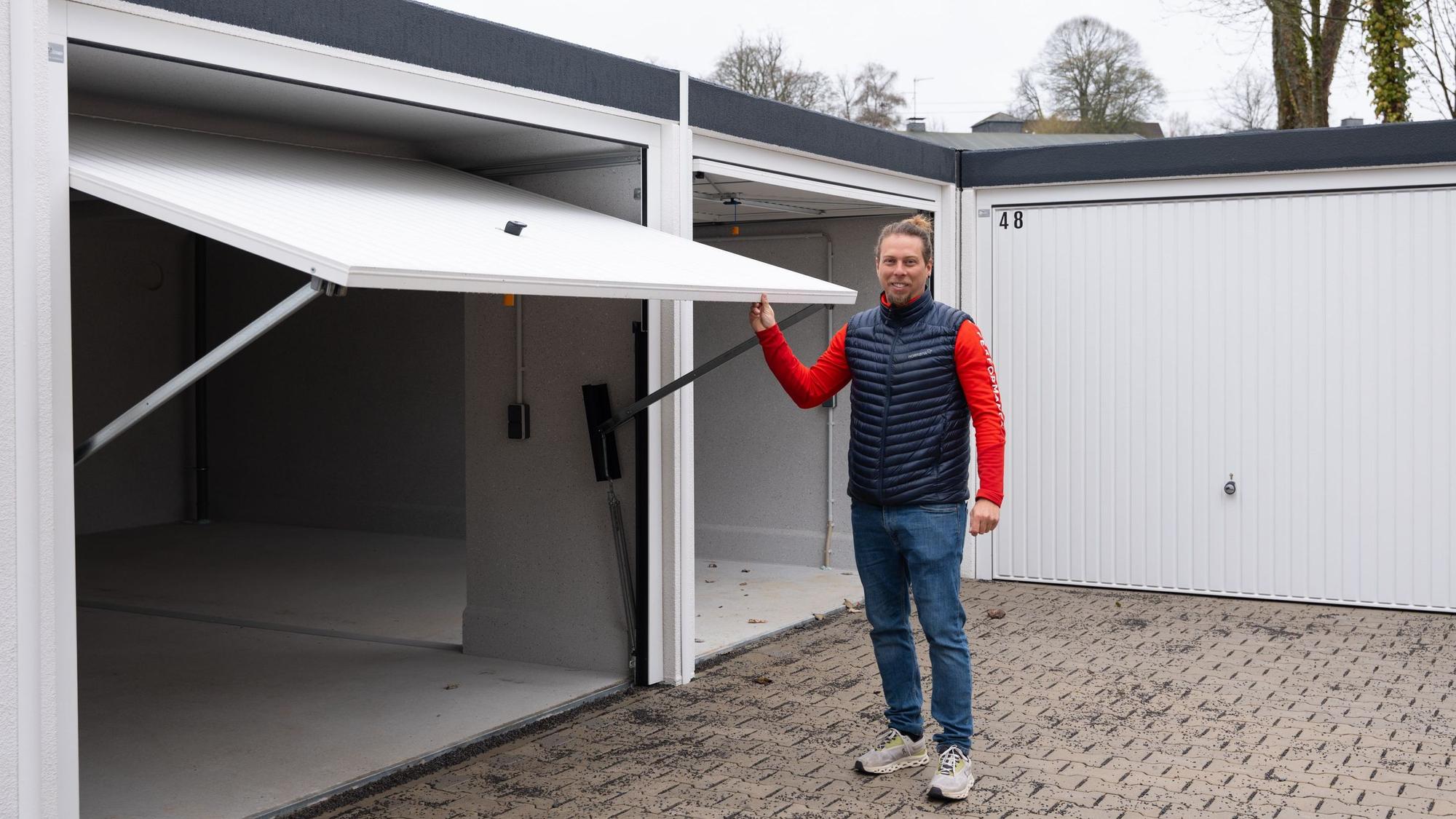 Jona Stemmler steht an einer der Doppelgaragen im neuen Garagenpark.