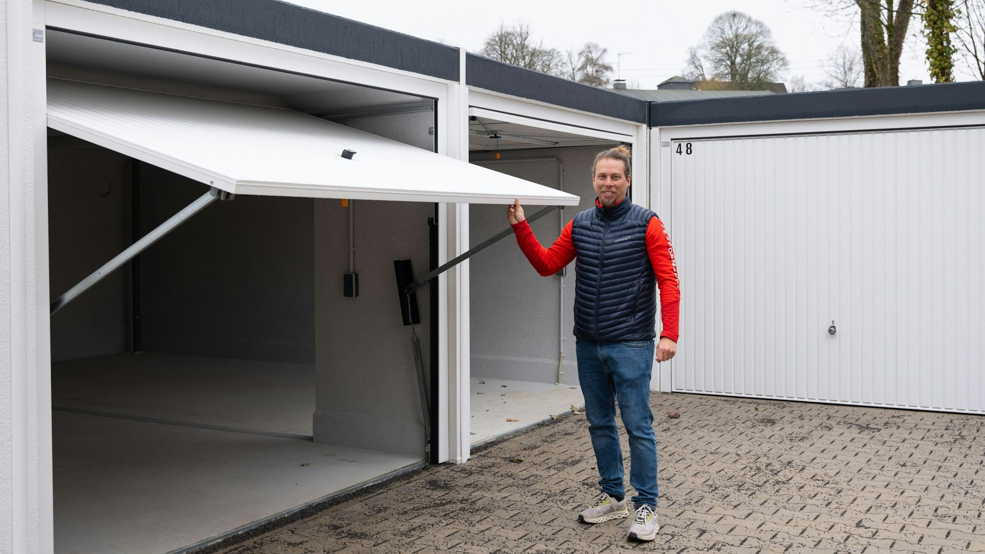Jona Stemmler steht an einer der Doppelgaragen im neuen Garagenpark.