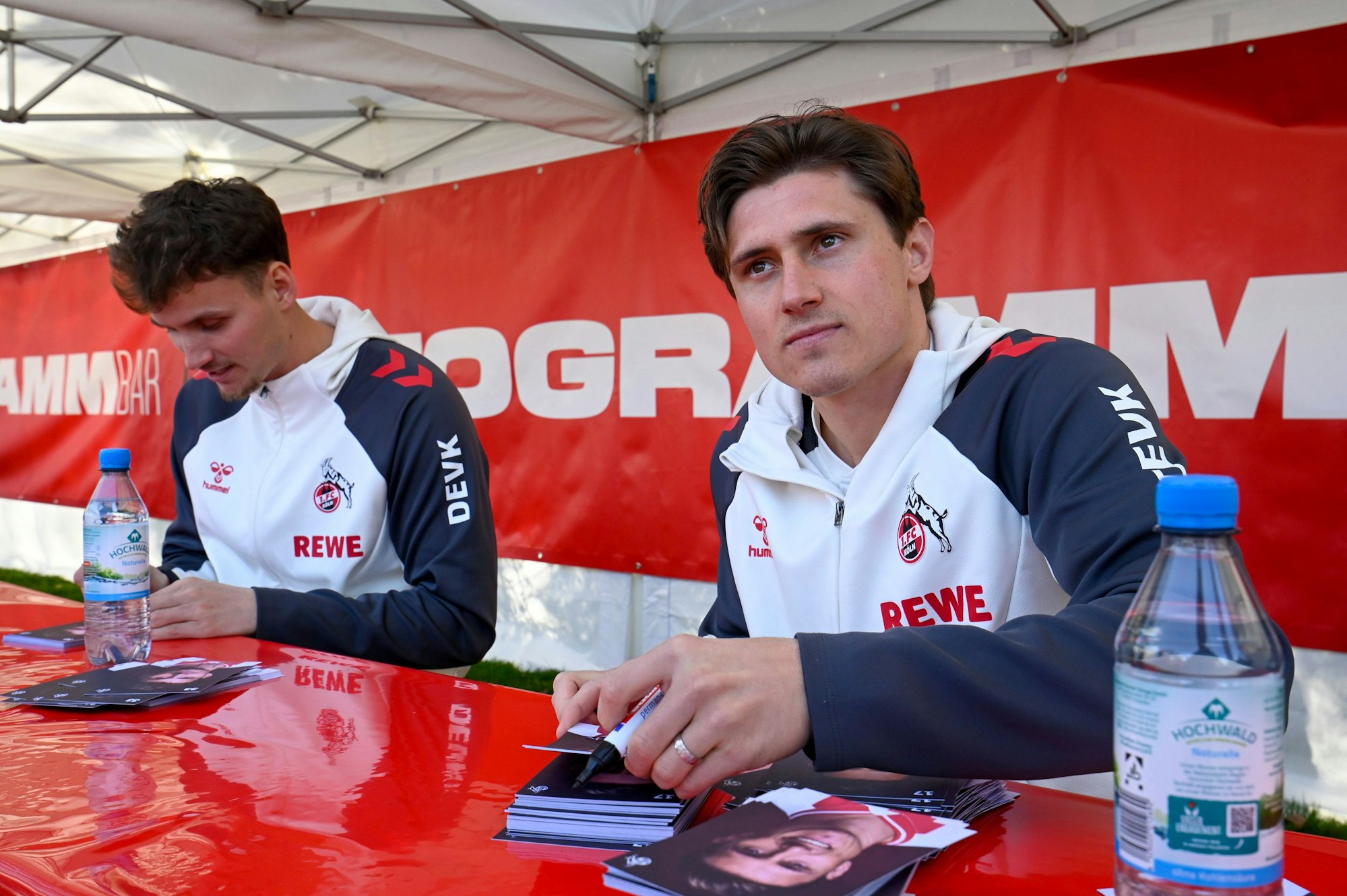 06.04.2026, Köln: Rav van den Berg und Alessio Castro-Montes geben Autogramme. Der sogenannte FC-Renntag des Kölner Rennvereins auf der Pferderennbahn bildet den Saisostart der Pferderennen in Köln. Im Rahmen des sogenannten Engel & Völkers Grand Prix – Aufgalopp gibt es auch viele Aktionen vom Fußballverein 1. FC Köln. Foto: Uwe Weiser
