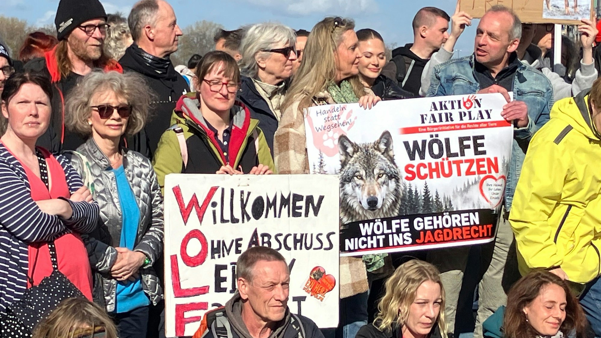 Mit einer Mahnwache machten sich Tierschützer am Hamburger Jungfernstieg für eine Freilassung des zuletzt gefangenen Wolfs stark.