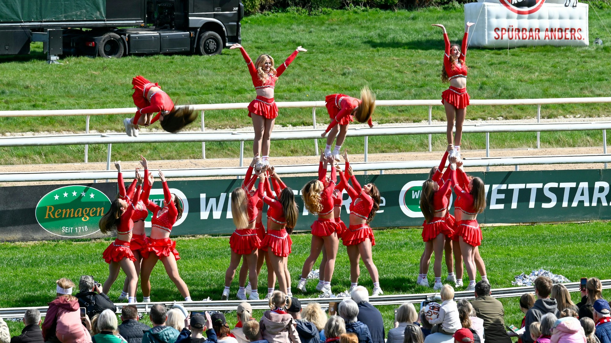 Cheerleader beim FC-Renntag des Kölner Rennvereins auf der Pferderennbahn.