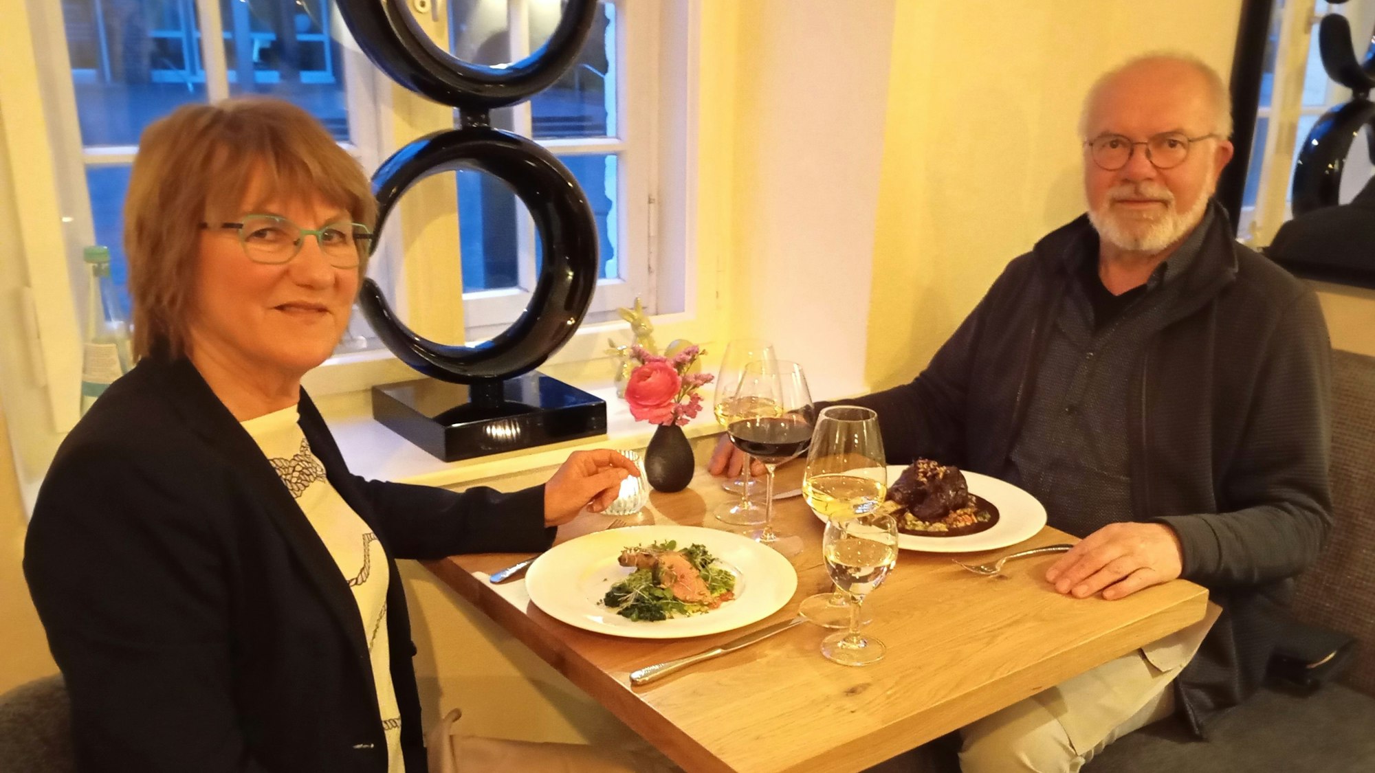 Eine Frau und ein Mann schauen in die Kamera.