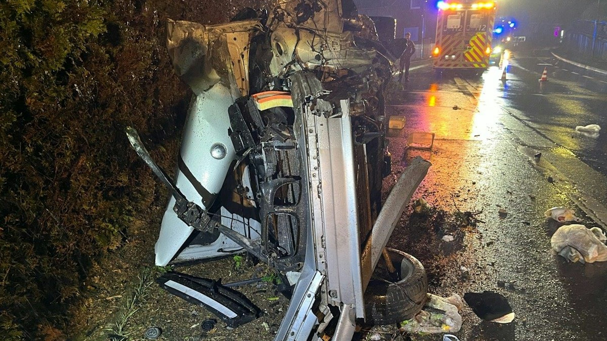 Nach dem Unfall auf der Lindenstockstraße in Gummersbach blieb das stark beschädigte Fahrzeug schließlich auf der Seite liegen.