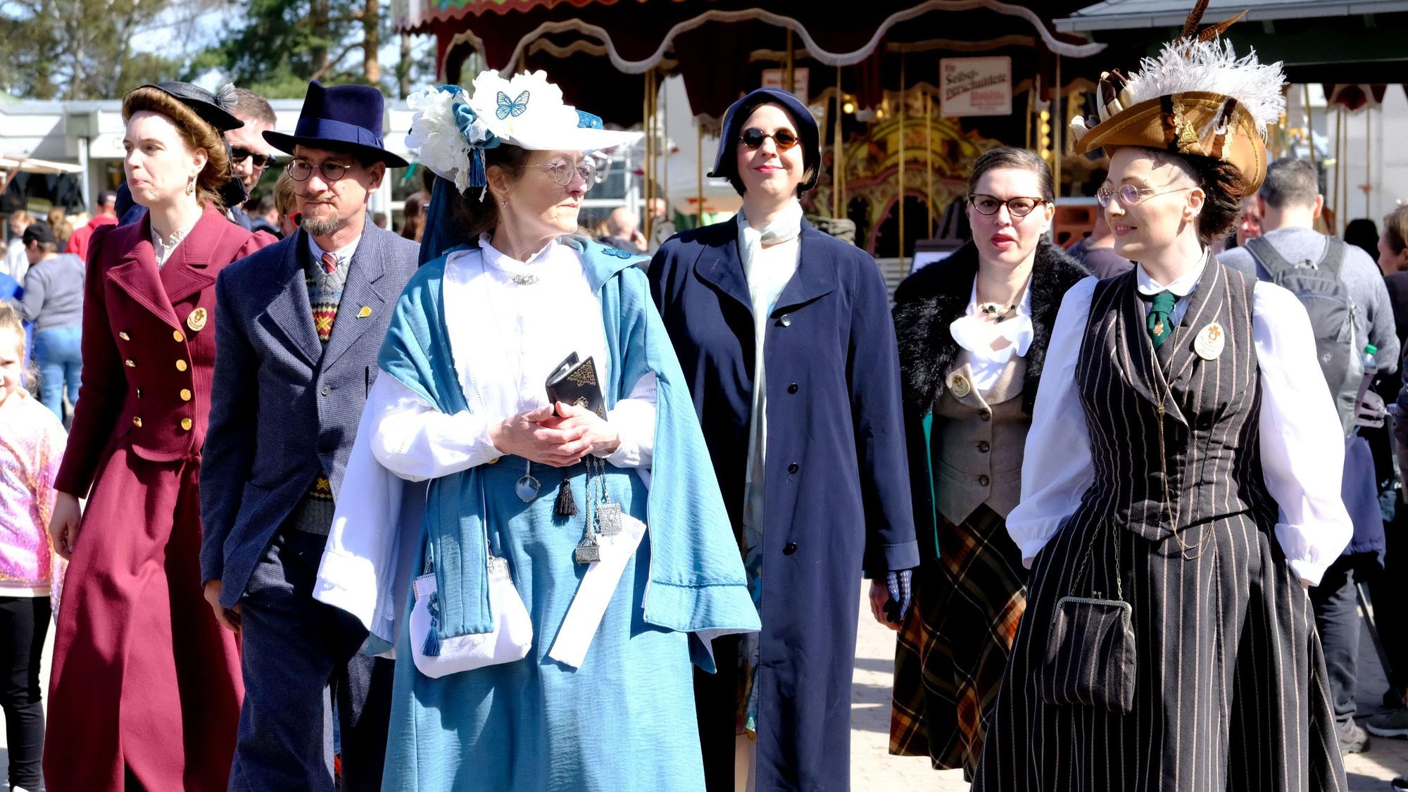 Mitglieder der Gruppe „Die Kuckucksvögel“ mit ihrer historischen Kleidung beim Besuch des Jahrmarkts anno dazumal im Freilichtmuseum Kommern.