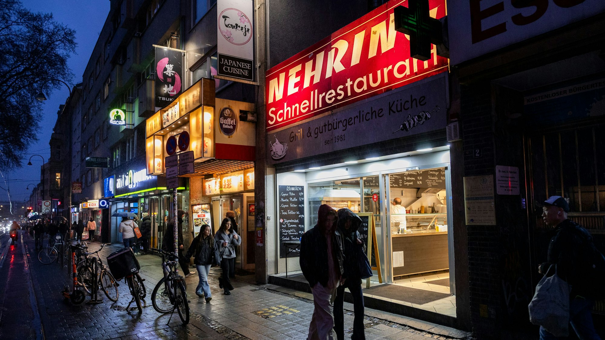 02.04.2026, Köln: Außenansicht des Imbiss Nehring (Schnellrestaurant Nehring) am Zülpicher Platz.
Foto: Michael Bause