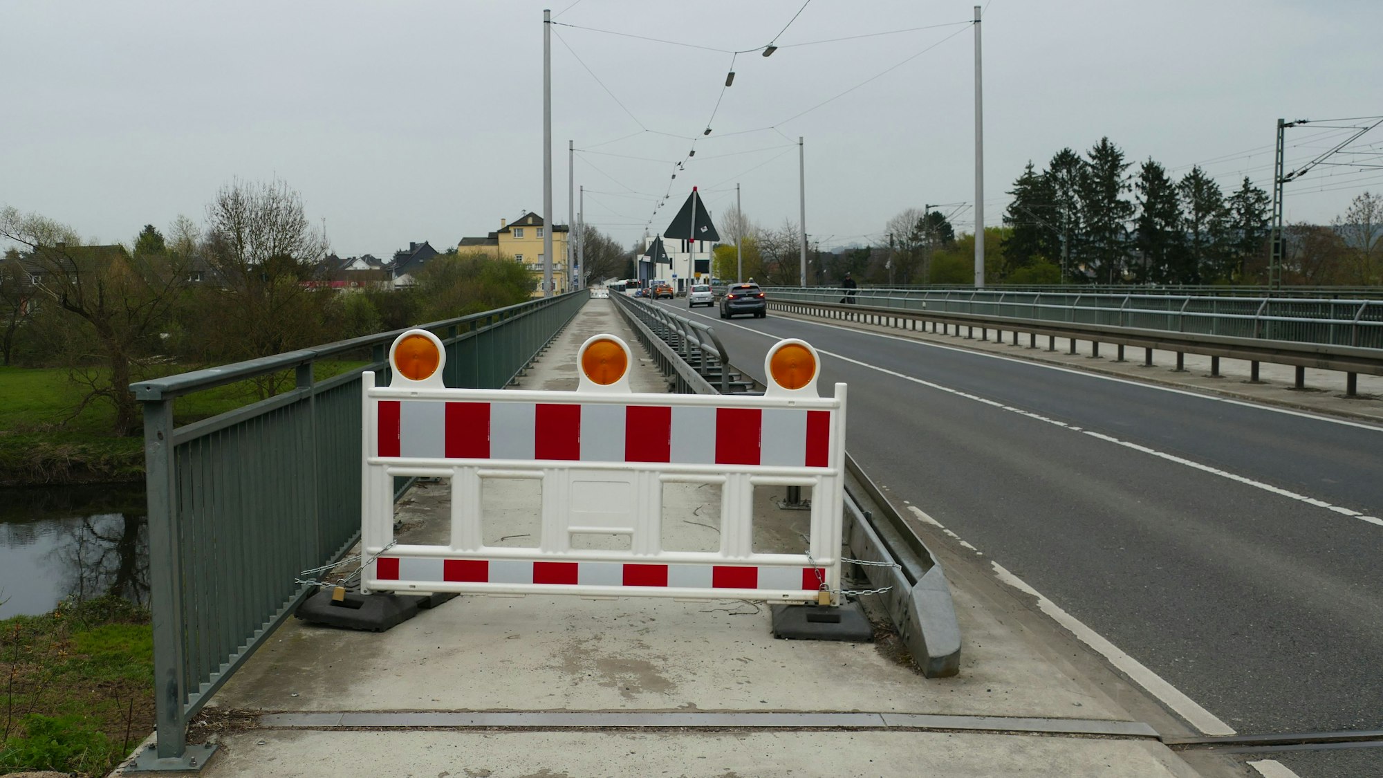 Blick auf den gesperrten Radweg.
