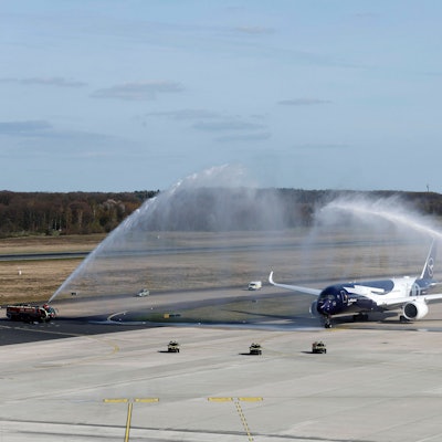 Die Airbus A350-900 bei der Ankunft am Flughafen Köln Bonn.