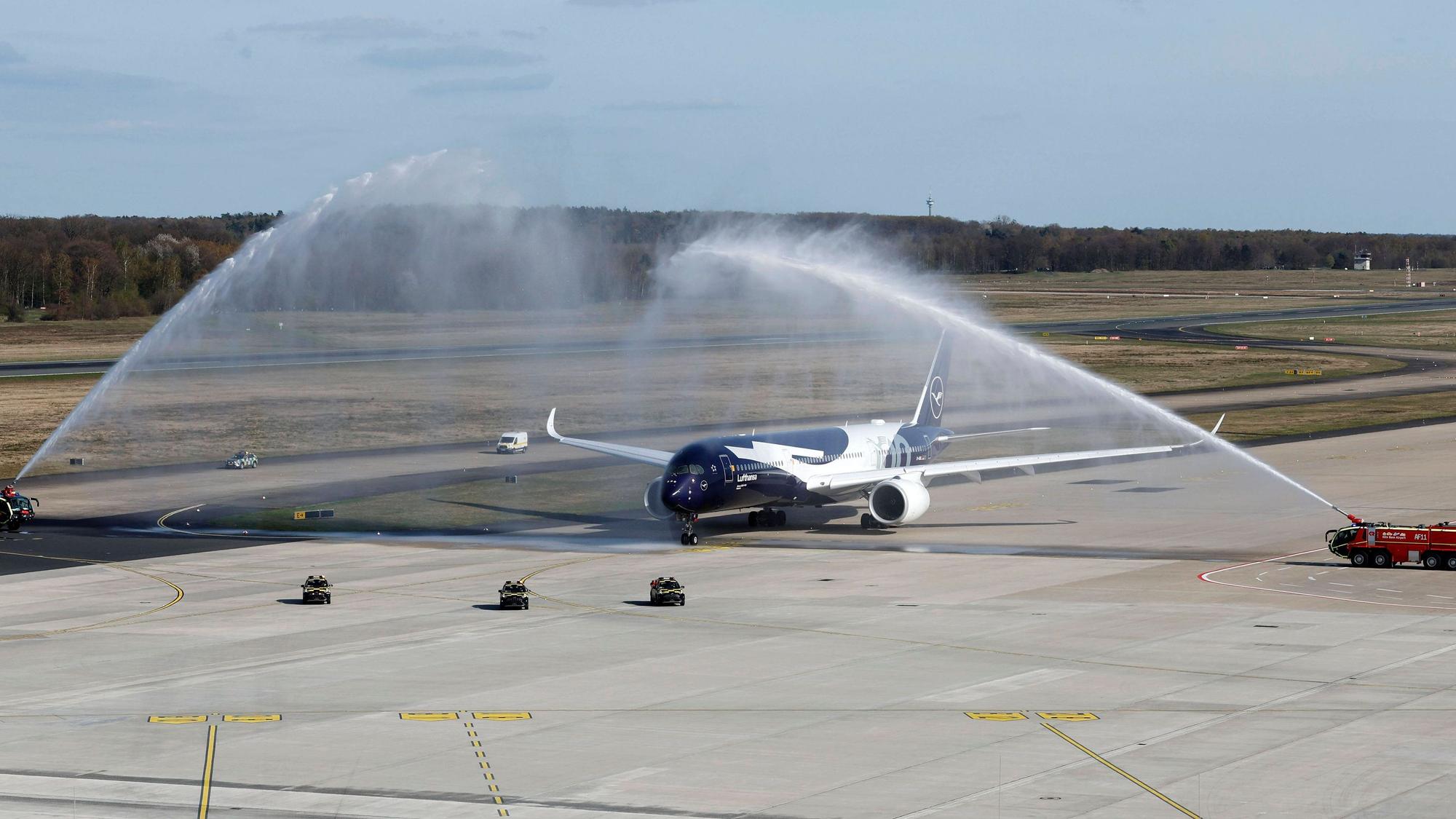 Die Airbus A350-900 bei der Ankunft am Flughafen Köln Bonn.