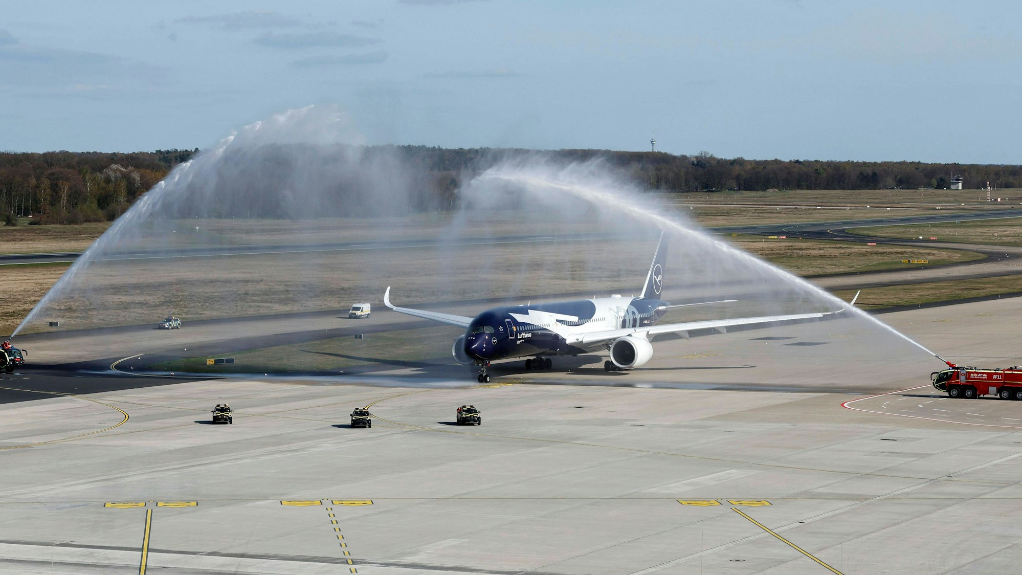 Die Airbus A350-900 bei der Ankunft am Flughafen Köln Bonn.