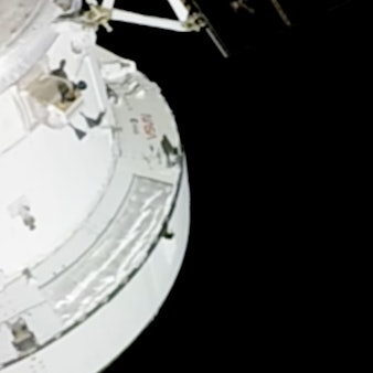Dieses von der NASA zur Verfügung gestellte Videostandbild zeigt den Mond von einer Kamera außerhalb des Orion-Raumschiffs, nachdem die Crew der „Artemis 2“-Mondmission sich weiter von der Erde entfernt hat als jemals Menschen zuvor.