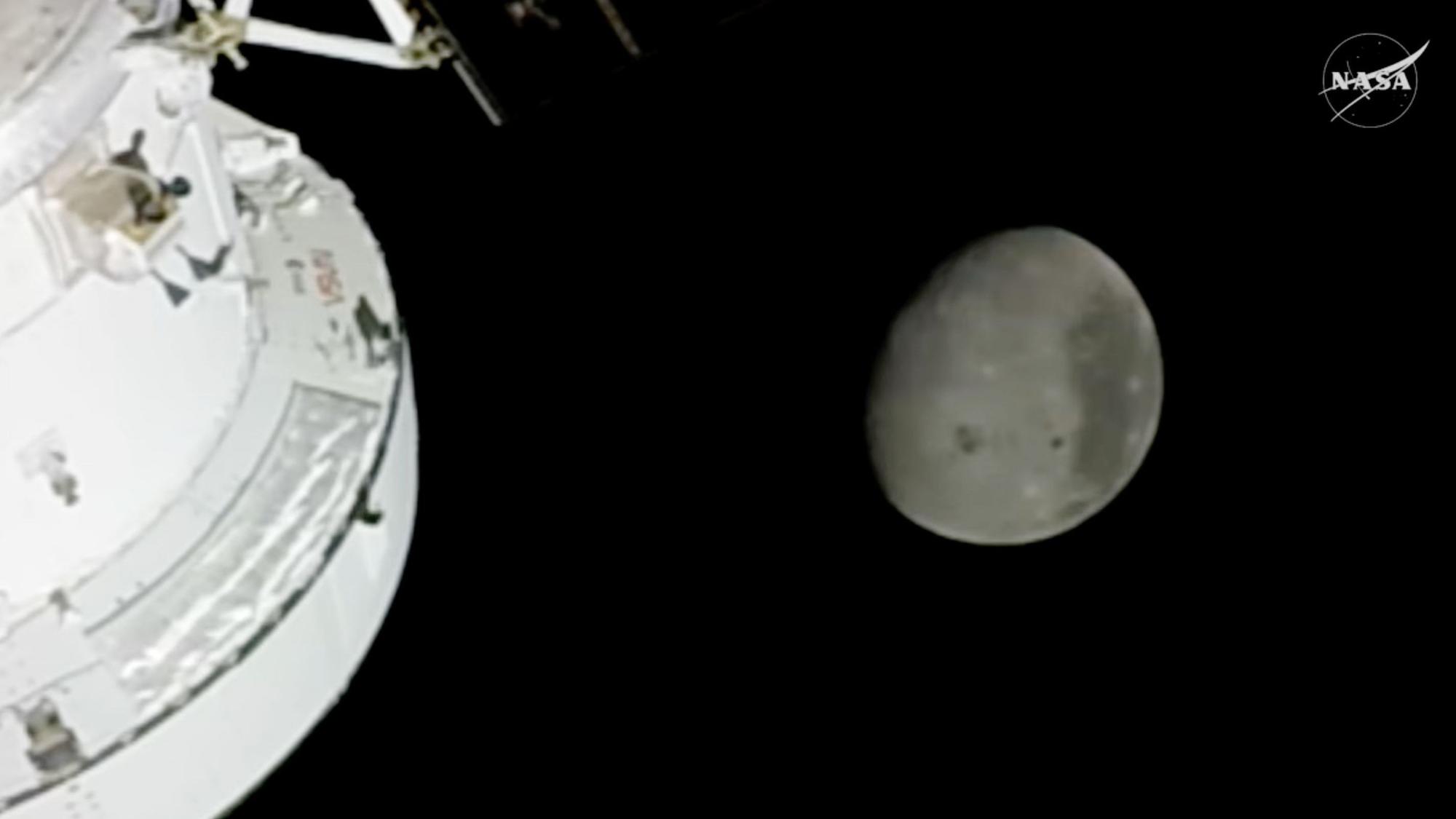 Dieses von der NASA zur Verfügung gestellte Videostandbild zeigt den Mond von einer Kamera außerhalb des Orion-Raumschiffs, nachdem die Crew der „Artemis 2“-Mondmission sich weiter von der Erde entfernt hat als jemals Menschen zuvor.
