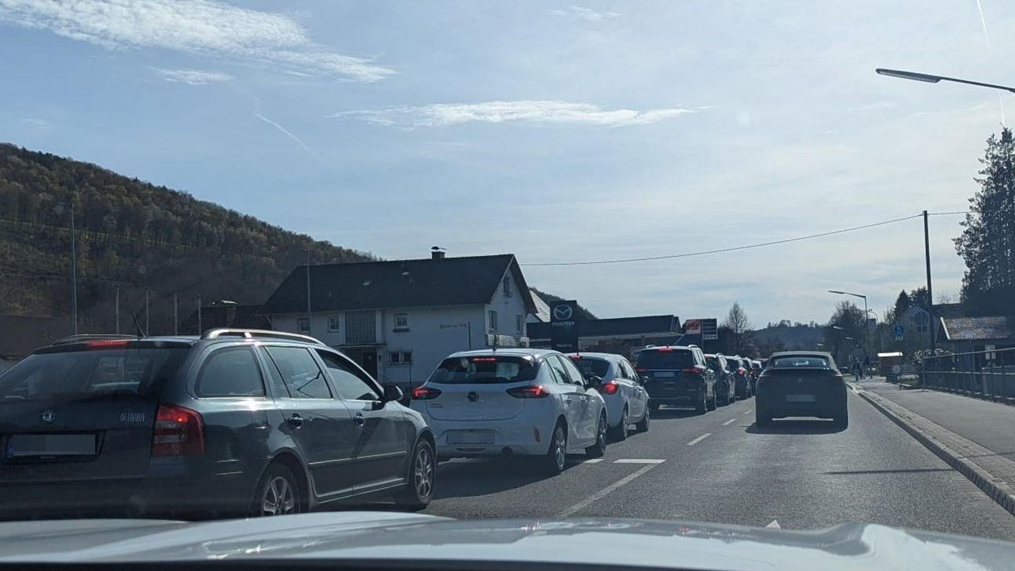 Stau vor einer Tankstelle.