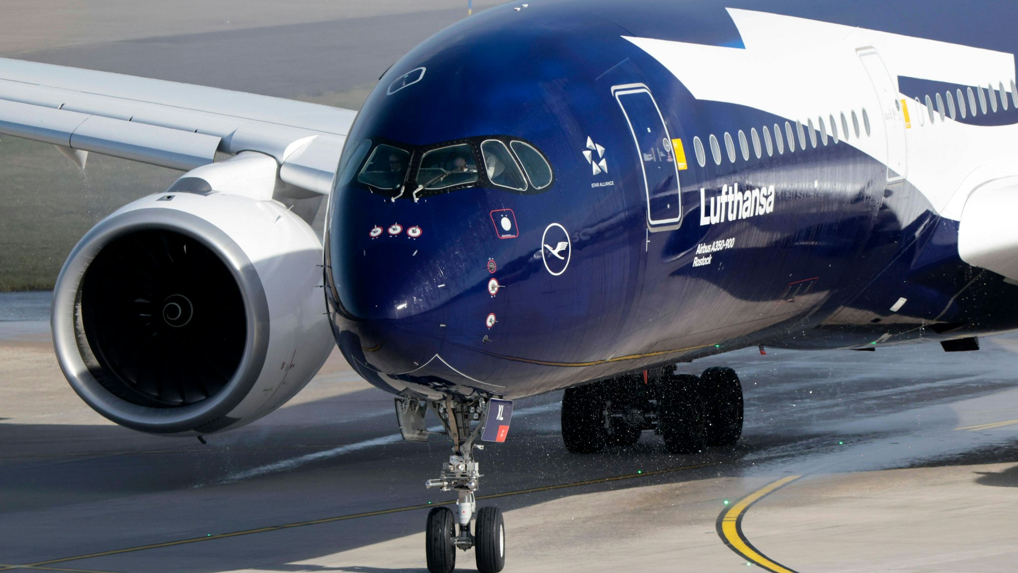 100 Jahre Lufthansa am Flughafen Köln/Bonn, das wird mit einer besonderen Lackierung gefeiert.
