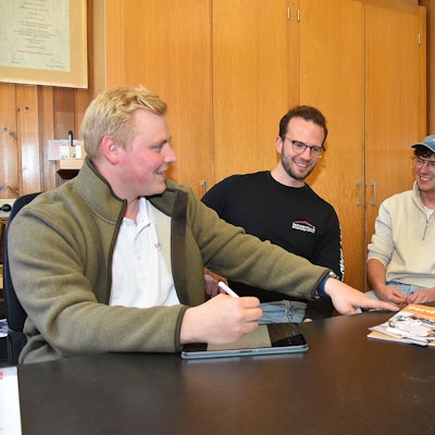 Die jungen Netzwerker beim zwanglosen Austausch (von links): Benedikt Förtsch, Alexander Köhler, Leon Eiteneuer (aus Morsbach) und Nils Heim (alle anderen aus Waldbröl).