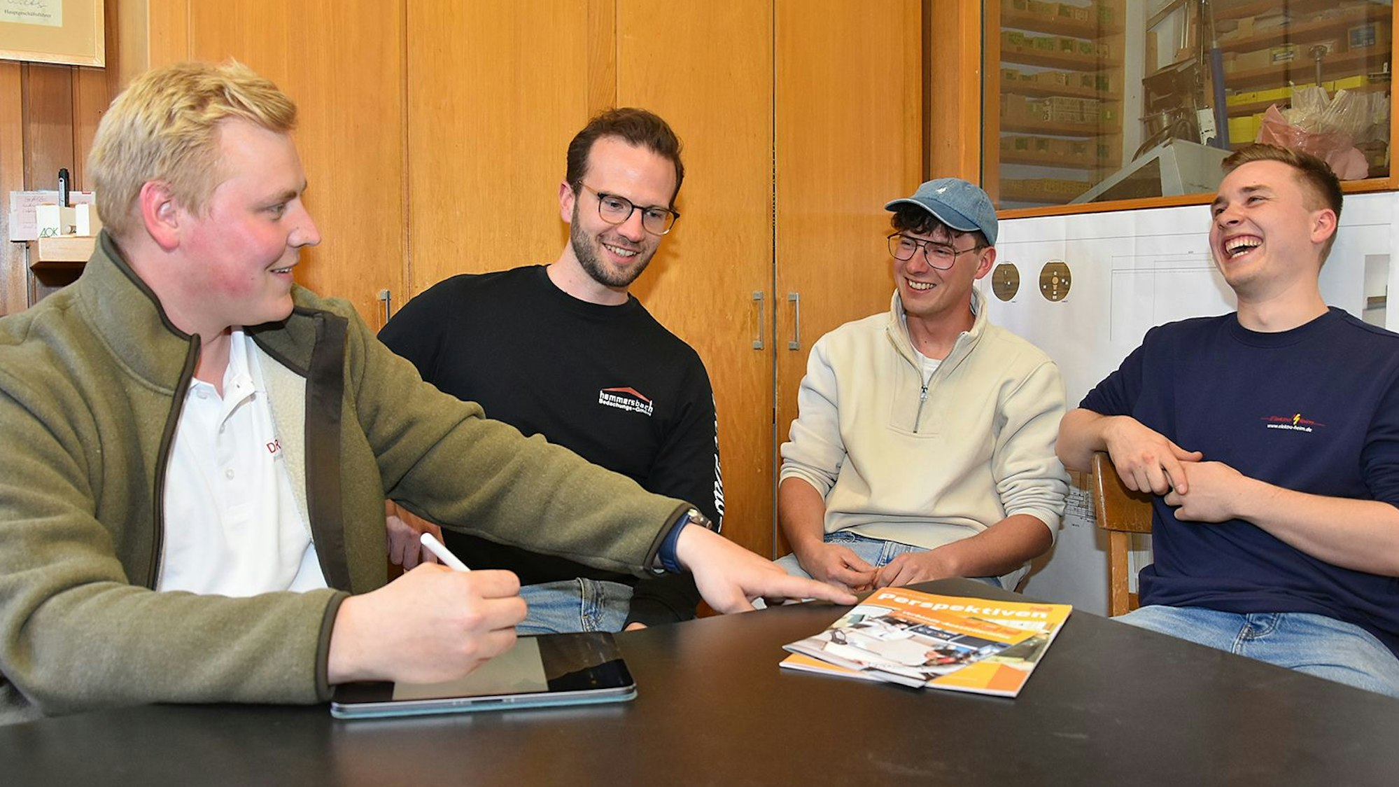 Die jungen Netzwerker beim zwanglosen Austausch (von links): Benedikt Förtsch, Alexander Köhler, Leon Eiteneuer (aus Morsbach) und Nils Heim (alle anderen aus Waldbröl).