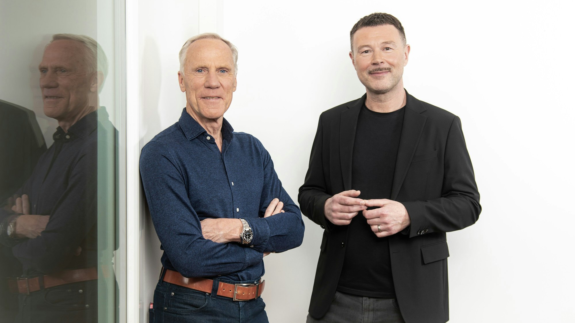 Die beiden Männer sind im Halbporträt zu sehen.