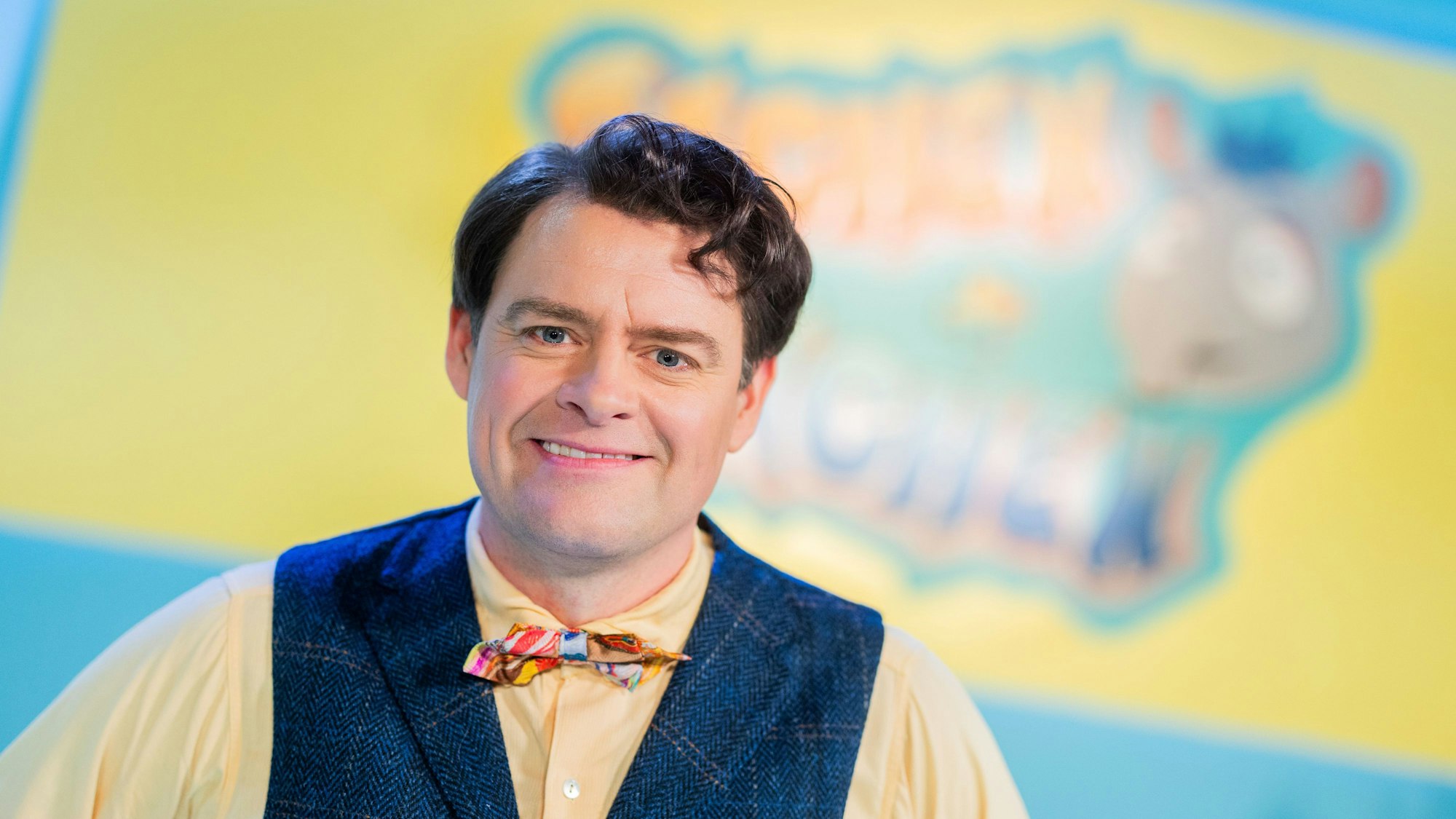 Schauspieler Max Giermann (als Frank Anders) steht bei Dreharbeiten zum Kölner Tatort («Showtime») in einem Fernsehstudio auf dem WDR-Produktionsgelände in Bocklemünd.