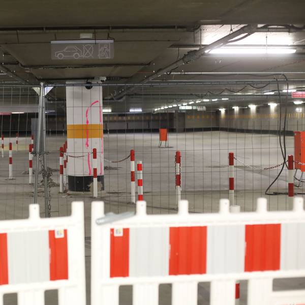 27.10.2025, Köln: Die Stadt führt weitere Arbeiten im Vorfeld der Betonsanierung der Tiefgarage Am Dom durch. Für sogenannte „Schürfarbeiten “ werden Baustellenflächen auf der Domplatte eingerichtet. Foto: Arton Krasniqi