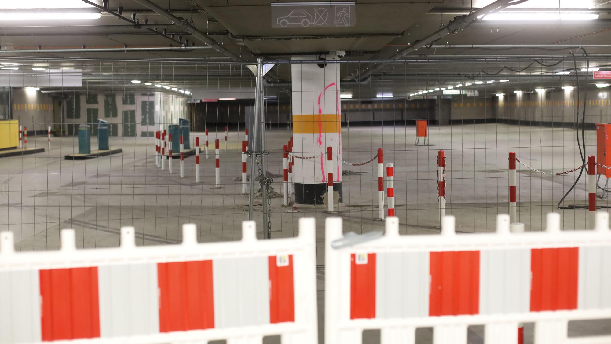 27.10.2025, Köln: Die Stadt führt weitere Arbeiten im Vorfeld der Betonsanierung der Tiefgarage Am Dom durch. Für sogenannte „Schürfarbeiten “ werden Baustellenflächen auf der Domplatte eingerichtet. Foto: Arton Krasniqi