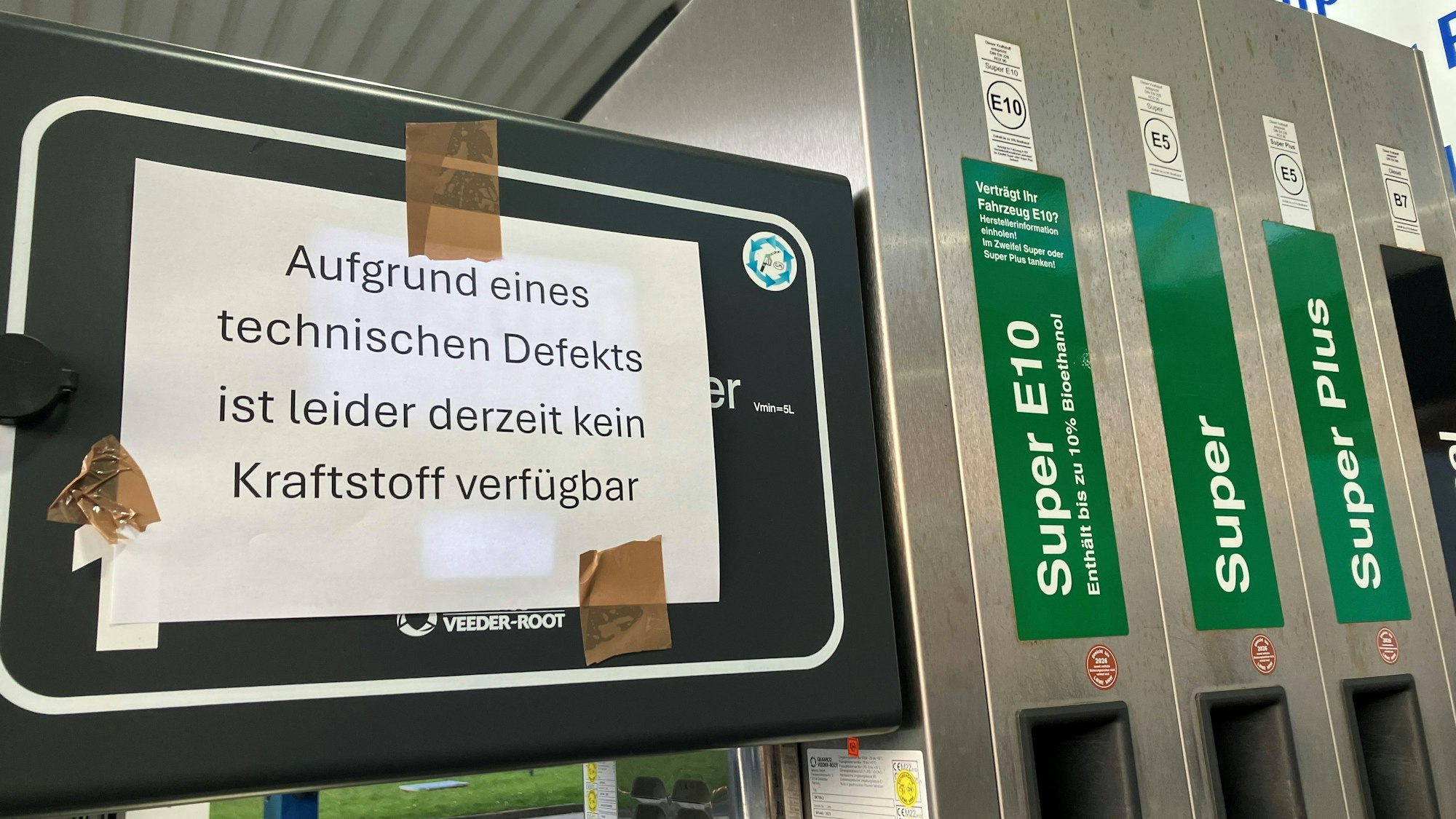 Ein Hinweisschild an einer Zapfsäule weist auf einen technsichen Defekt hin.