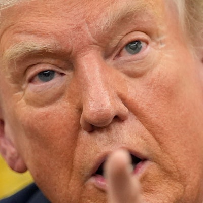 Präsident Donald Trump spricht während eines Treffens im Oval Office des Weißen Hauses.