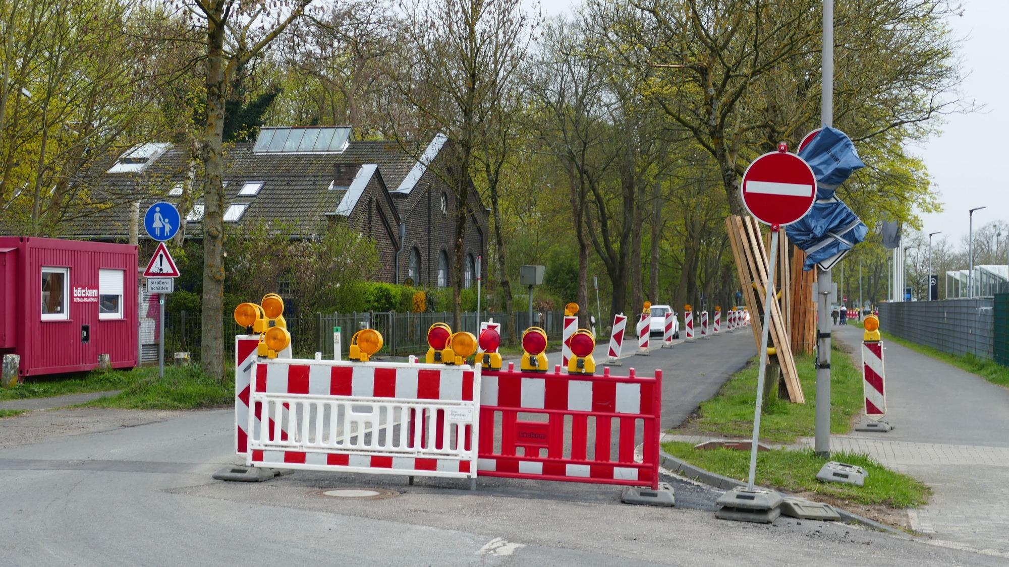 Blick auf eine Straße, die einseitig gesperrt ist.