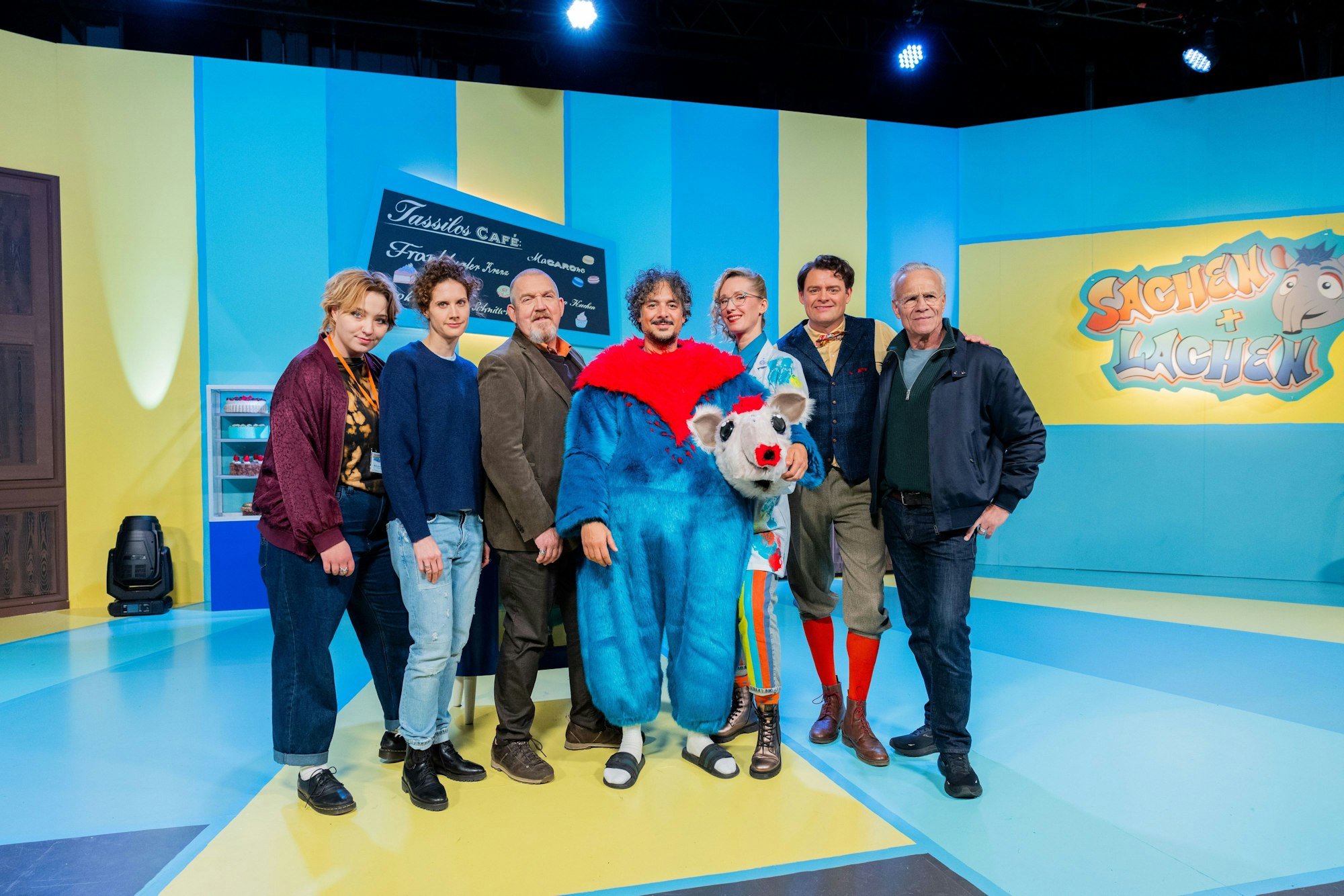 Die Schauspieler Bineta Hansen (als Marie Wolters), Jasmin Riedler (als Annabelle Mayers), Dietmar Bär (als Freddy Schenk), Erkan Acar (als Yassin Meret), Silvina Buchbauer (als Caro Anders), Max Giermann (als Frank Anders), und Klaus J. Behrendt (als Max Ballauf) stehen im Studio auf dem WDR-Produktionsgelände in Bocklemünd. (Archivbild)