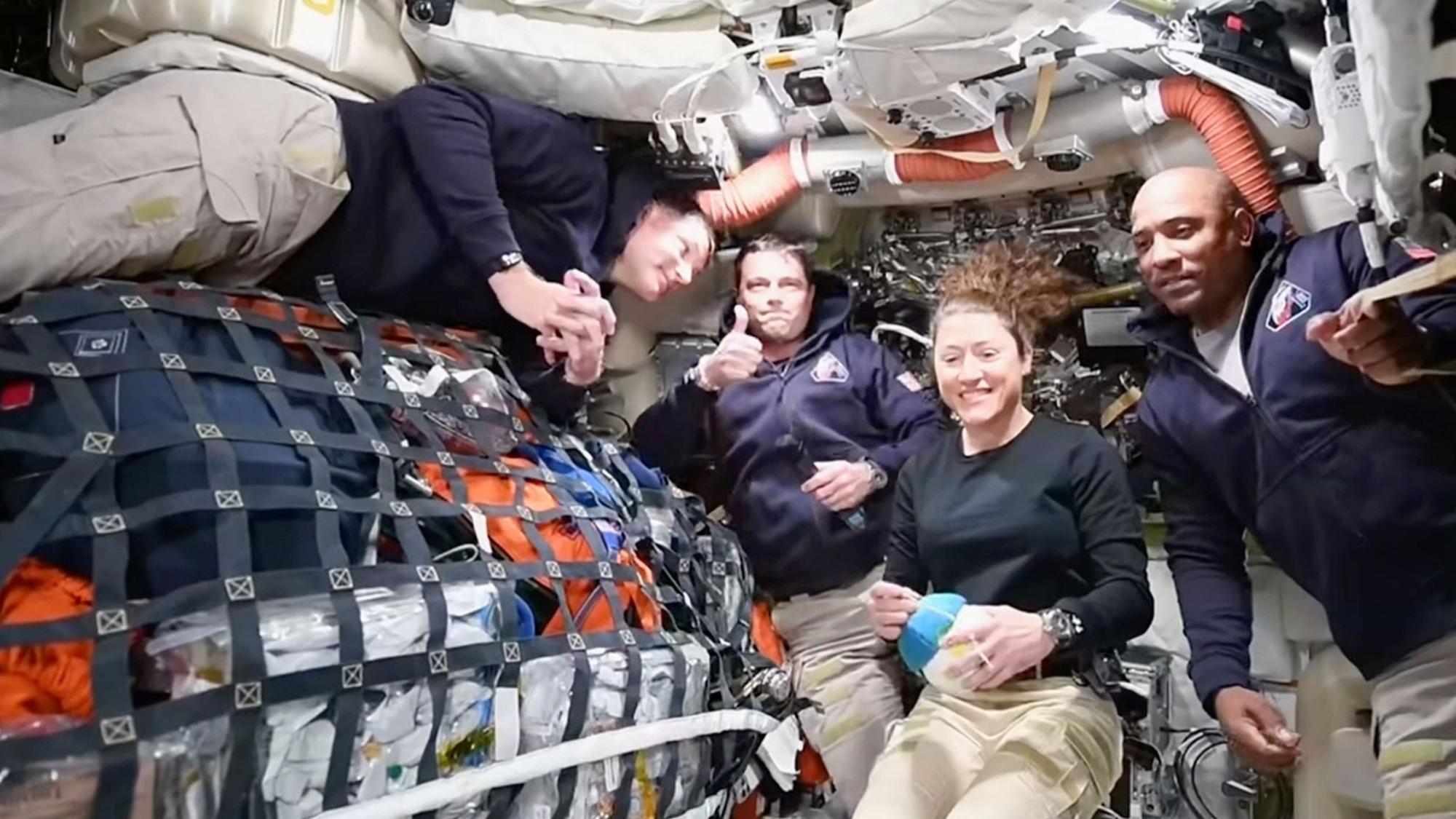Dieses Bild aus einem von der NASA zur Verfügung gestellten Video zeigt die Artemis II-Besatzung (l-r), den kanadischen Astronauten und Missionsspezialisten Jeremy Hansen, Commander Reid Wiseman, Missionsspezialistin Christina Koch und Pilot Victor Glover, wie sie per Videokonferenz mit der NASA-Missionskontrolle sprechen, während sie auf dem Weg zum Mond sind.