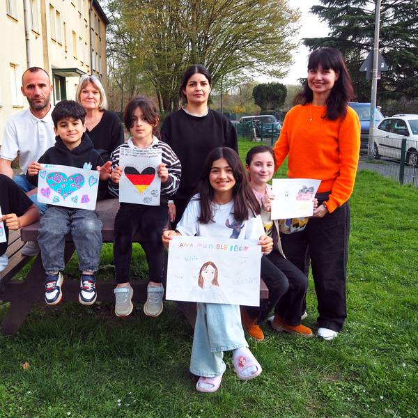 Ana (3. von rechts) und ihre Familie möchten in Köln bleiben. Unterstützt werden sie von Sandral Leyva (rechts, mit Tochter) und Deutschlehrerin Dagmar Helmig (4. von links).
