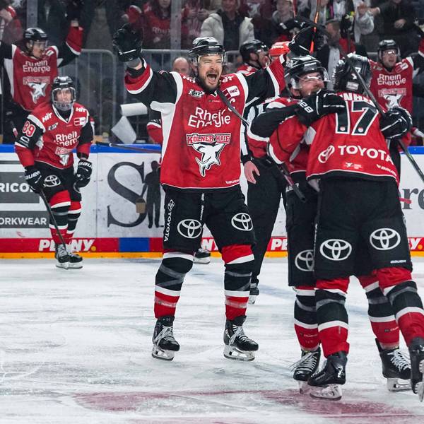 Eishockey Penny-DEL Playoff-Viertelfinale Spiel4 Kölner Haie - Schwenninger Wild Wings am 31.03.2026 in der Lanxess Arena in Köln Riesenjubel bei Kölns Spielern. In der 5.Spielminute der dritten Overtime erzielt Jan Luca Sennhenn Köln vorne rechtst - von der blauen Linie den Siegtreffer zum 2:1 Gemäß den Vorgaben der DEL Deutsche Eishockey Liga ist die Publikation und Weiterverwertung der Aufnahmen in elektronischen Medien und Endgeräten aller Art während des laufenden Spiels nicht zulässig. *** Ice Hockey Penny DEL Playoff Quarterfinals Game4 Kölner Haie Schwenninger Wild Wings on 31 03 2026 at the Lanxess Arena in Cologne Huge cheers among Colognes players In the 5th minute of the third overtime Jan Luca Sennhenn Köln scores the winning goal from the blue line to make it 2 1 In accordance with the regulations of the DEL German Ice Hockey League, the publication and further use of the recordings in electronic media and end devices of all kinds is not permitted during the ongoing game xDMx