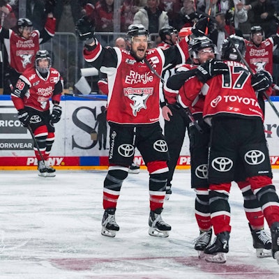 Eishockey Penny-DEL Playoff-Viertelfinale Spiel4 Kölner Haie - Schwenninger Wild Wings am 31.03.2026 in der Lanxess Arena in Köln Riesenjubel bei Kölns Spielern. In der 5.Spielminute der dritten Overtime erzielt Jan Luca Sennhenn Köln vorne rechtst - von der blauen Linie den Siegtreffer zum 2:1 Gemäß den Vorgaben der DEL Deutsche Eishockey Liga ist die Publikation und Weiterverwertung der Aufnahmen in elektronischen Medien und Endgeräten aller Art während des laufenden Spiels nicht zulässig. *** Ice Hockey Penny DEL Playoff Quarterfinals Game4 Kölner Haie Schwenninger Wild Wings on 31 03 2026 at the Lanxess Arena in Cologne Huge cheers among Colognes players In the 5th minute of the third overtime Jan Luca Sennhenn Köln scores the winning goal from the blue line to make it 2 1 In accordance with the regulations of the DEL German Ice Hockey League, the publication and further use of the recordings in electronic media and end devices of all kinds is not permitted during the ongoing game xDMx