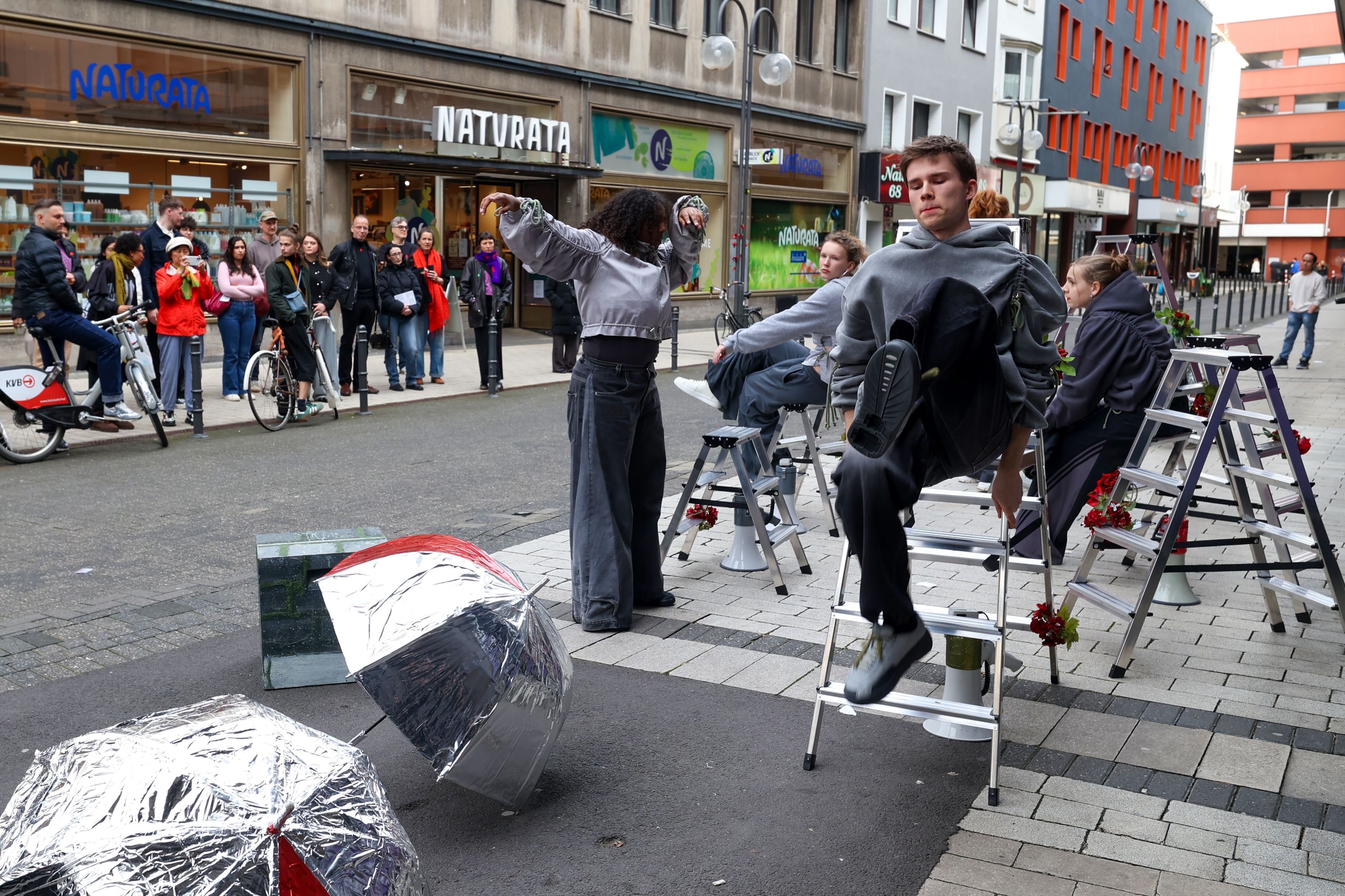 Die Performance „Dowtown Paradise“ ist ein Stadtspaziergang der besonderen Art, veranstaltet vom Jugendclub des Schauspiel Kölns.
