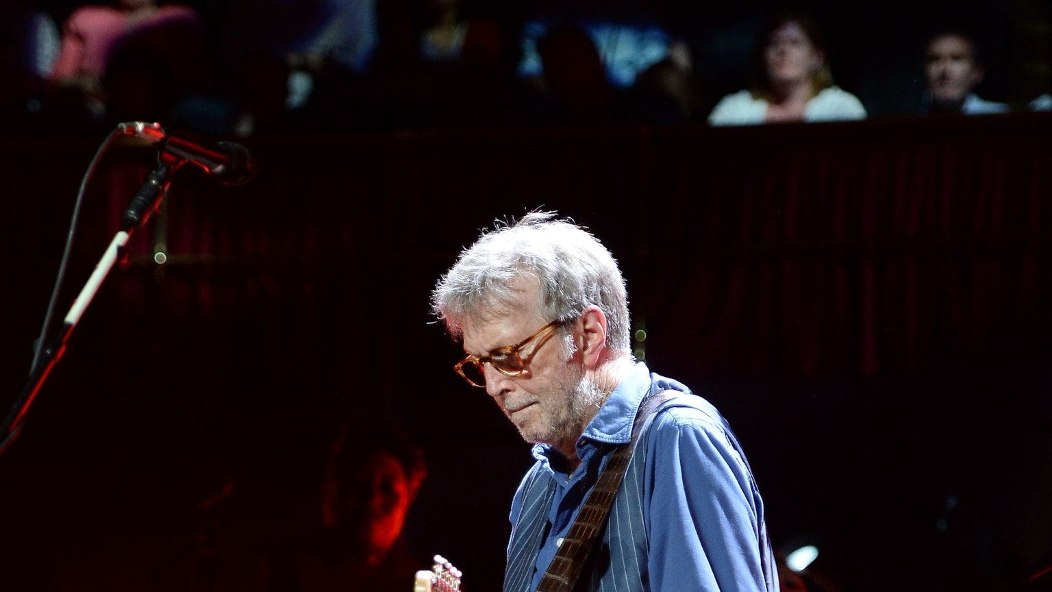 Eric Clapton live auf der Bühne – am 15. Mai 2026 gastiert die Gitarren-Legende NRW-exklusiv in der LANXESS arena Köln. Gewinnen Sie jetzt 2 Tickets!