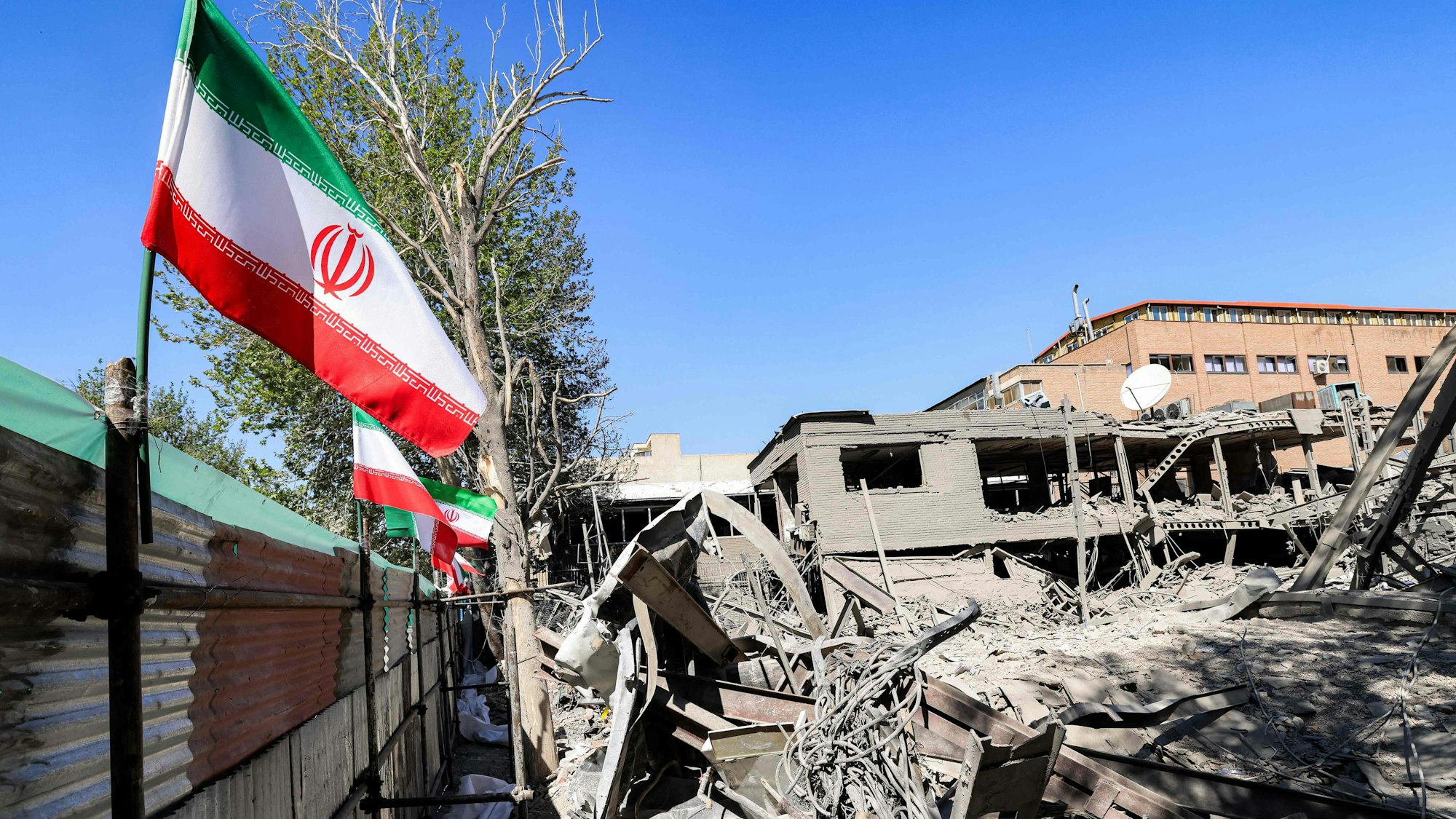 Ein zerstörtes Gebäude ist nach Luftangriffen in Teheran zu sehen. (Archivbild)