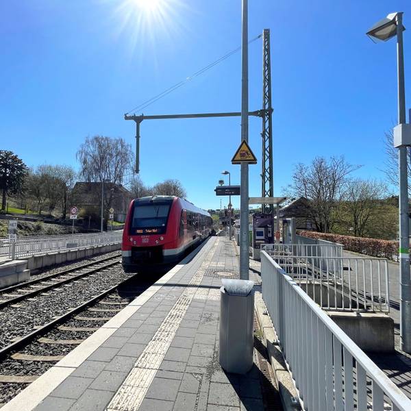 Ein Regionalzug der Bahn fährt in den an der Eifelstrecke liegenden Bahnhof Dahlem ein.