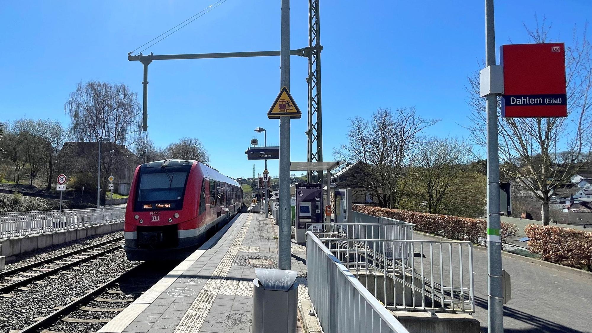 Ein Regionalzug der Bahn fährt in den an der Eifelstrecke liegenden Bahnhof Dahlem ein.