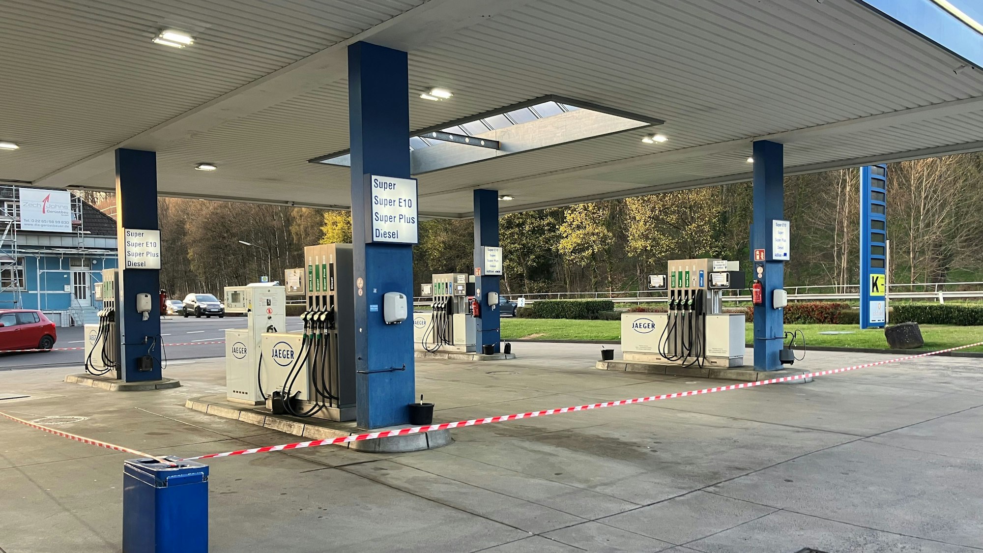 Eine abgesperrte Tankstelle.