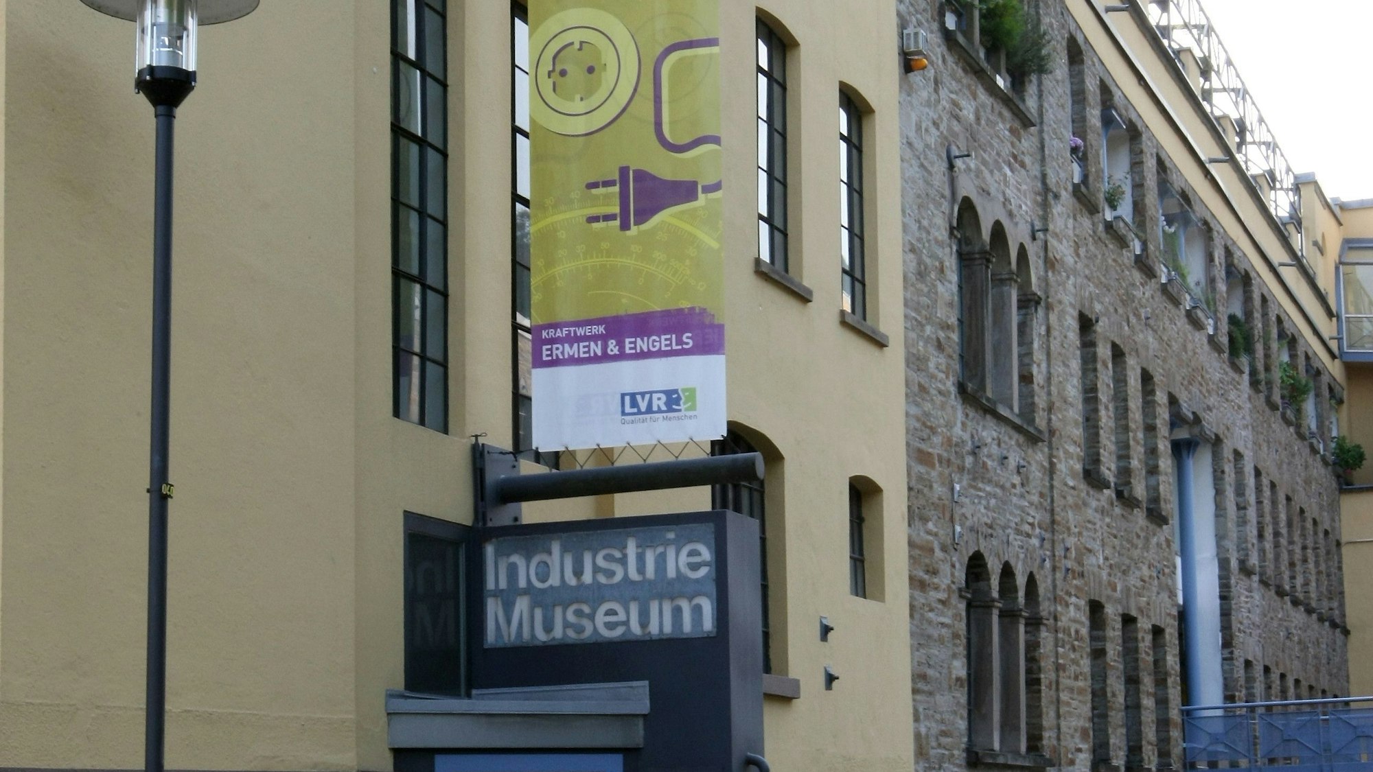 Blick auf ein Banner über dem Industriemuseum.