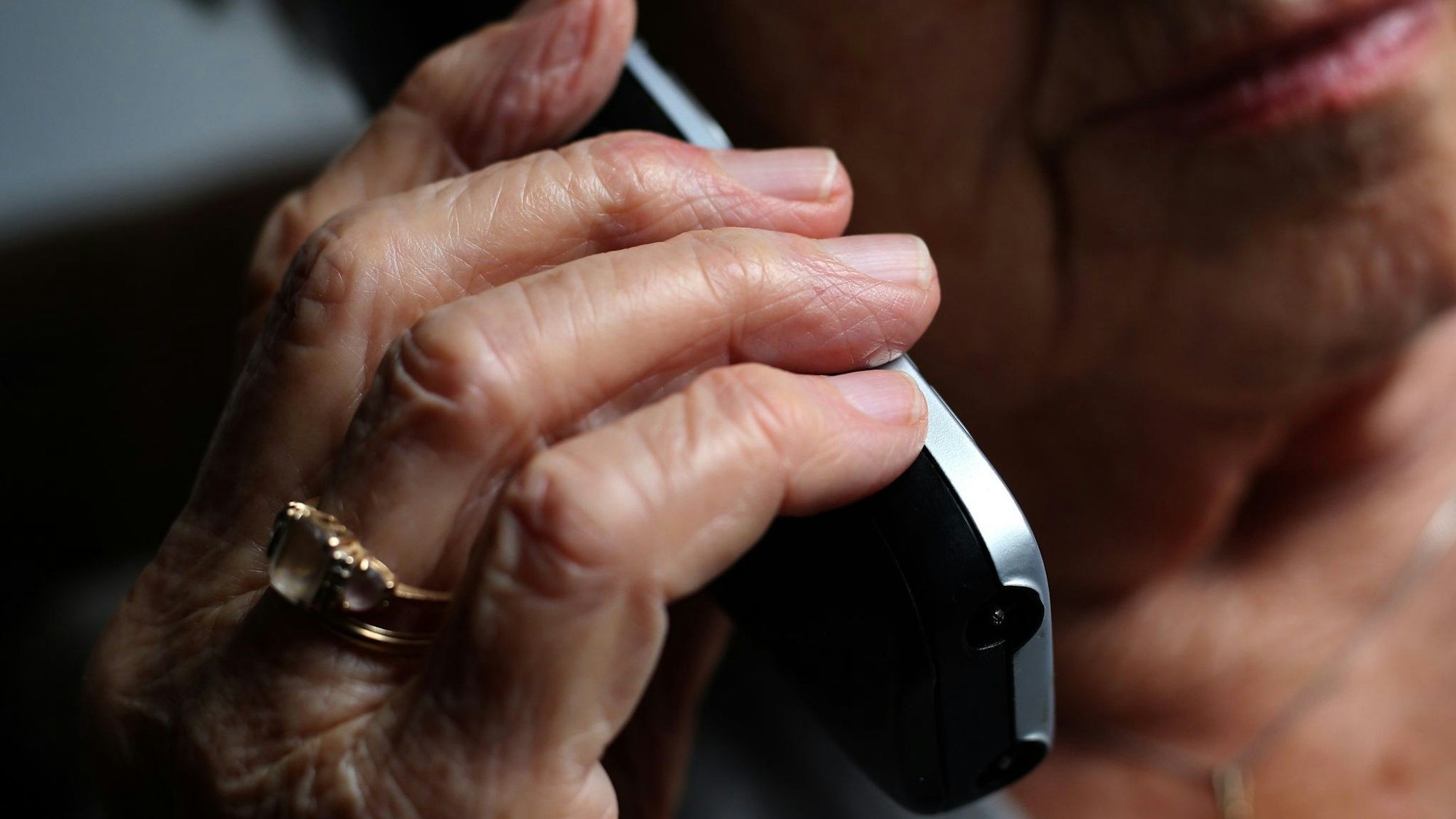 Seniorin am Telefon